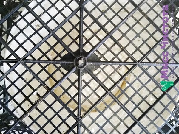 Insérez la grille dans le fond