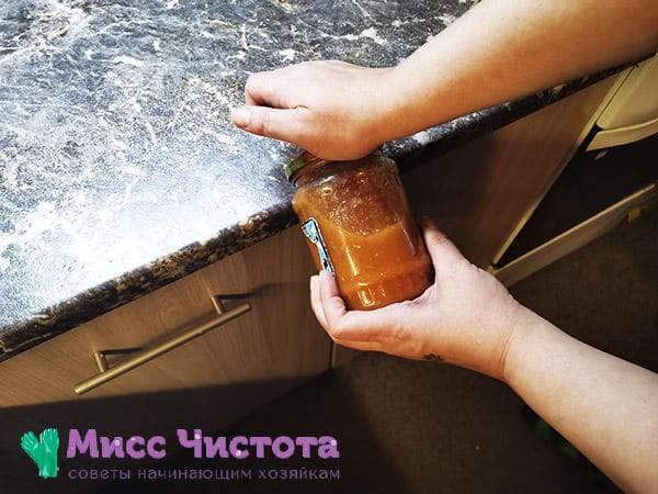 ouvrir un pot de cornichons