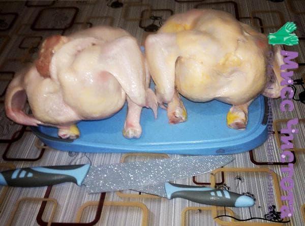 poulet sur une planche à découper