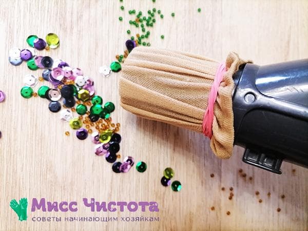 ramasser les perles avec une chaussette et un aspirateur