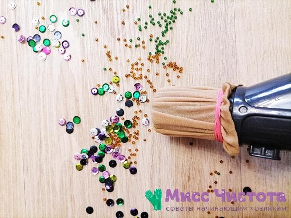 ramasser des petites perles et paillettes avec un aspirateur