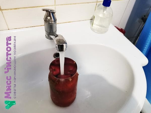 pot sous l'eau chaude courante