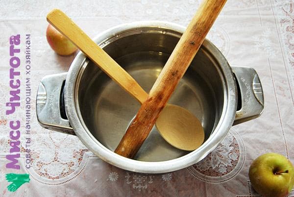 spatule et rouleau à pâtisserie dans une casserole