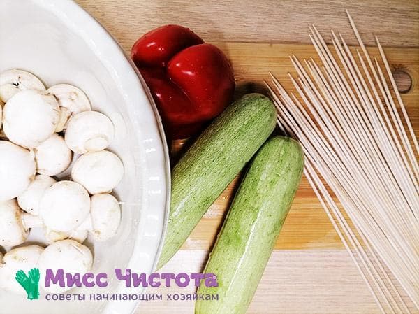 légumes, champignons et brochettes