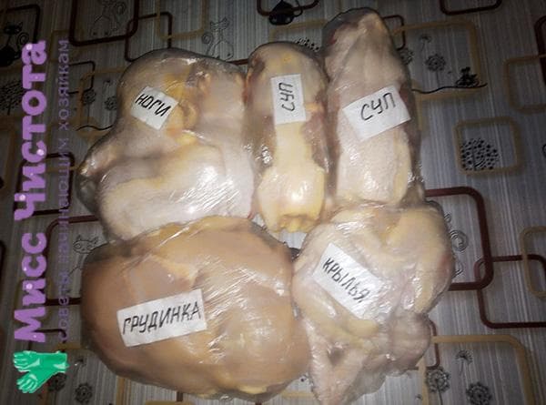 emballer des morceaux de poulet