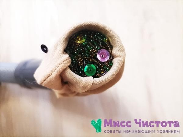 perles collectées dans une poche de chaussette