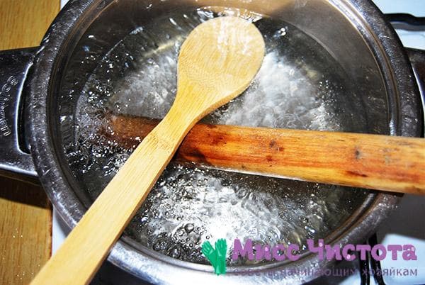 ustensiles de cuisine en bois bouillants