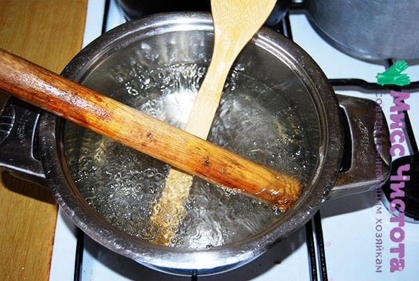 laver les ustensiles de cuisine en bois