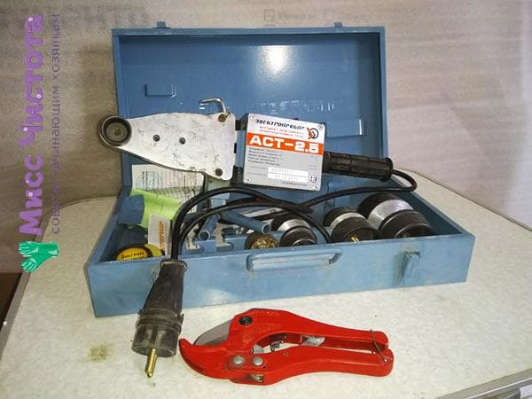 Fer à souder pour tuyaux en plastique