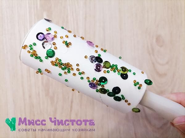 perles sur un rouleau adhésif pour nettoyer les vêtements