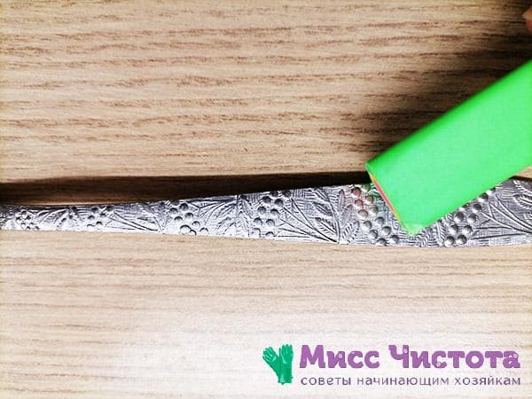 nettoyer le motif sur une cuillère en inox