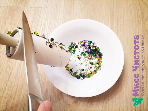 retirez les perles du rouleau collant dans une assiette