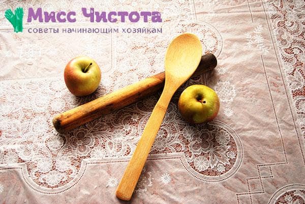 spatule propre et rouleau à pâtisserie sale