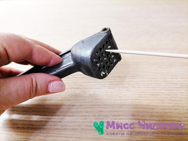 éplucher l'ail avec une brochette