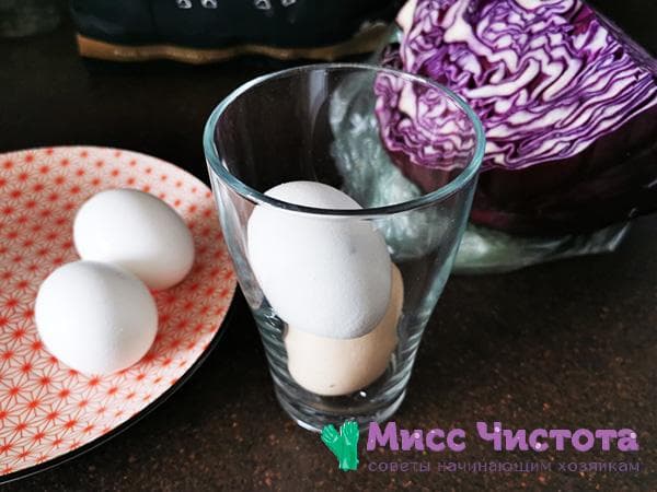 Oeufs dans un verre en verre