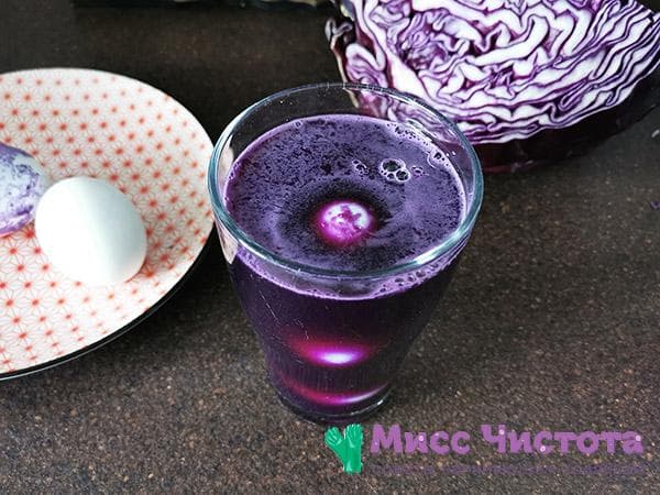 Oeuf dans un verre de jus de chou rouge
