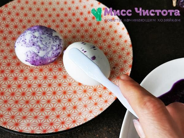 Motif sur un œuf à l'aide d'une brosse à dents