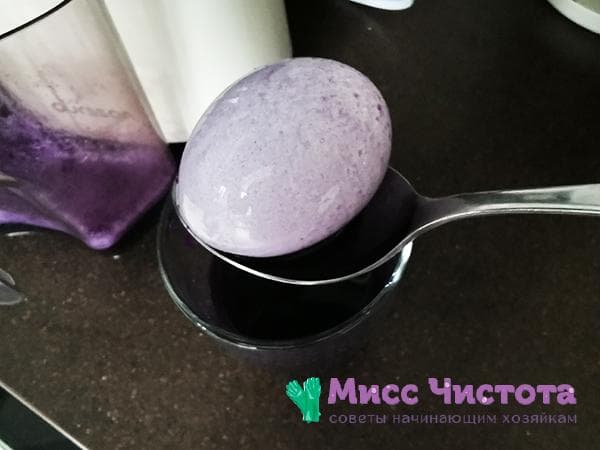 Oeuf teint au chou rouge