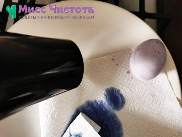 sécher un œuf coloré