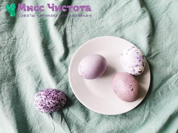 teindre des œufs avec du jus de chou rouge