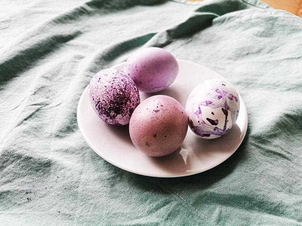 œufs teints au jus de chou rouge