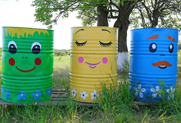Poubelle fabriquée à partir d'un tonneau en métal