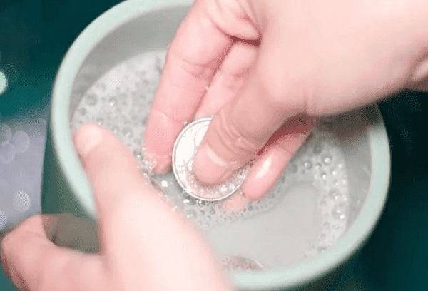 Pièces d'or dans une solution savonneuse