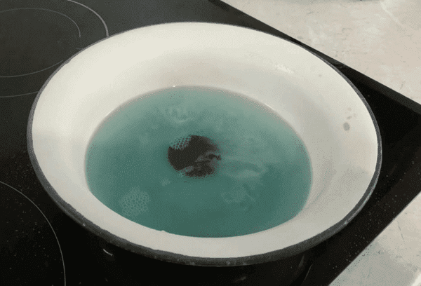 Faire bouillir des pièces de monnaie dans l'eau