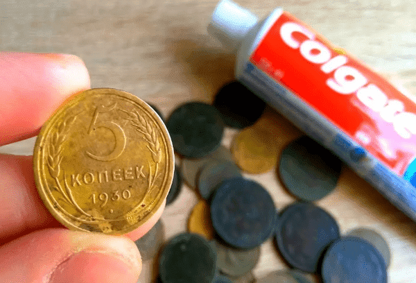 Nettoyer les pièces avec du dentifrice