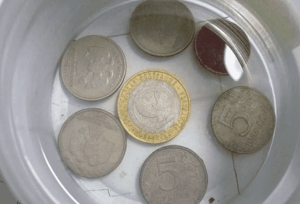 Pièces de monnaie dans l'alcool