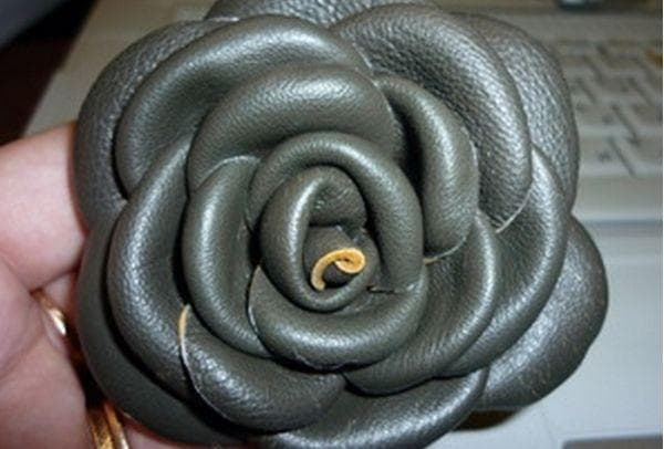 Fleur en cuir