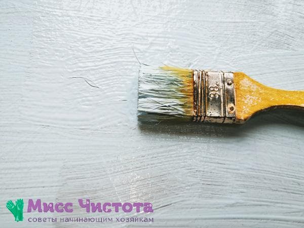 Pinceau en peinture blanche