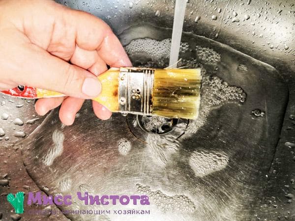 laver la brosse avec de l'eau