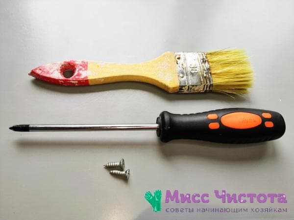 brosse, tournevis et vis