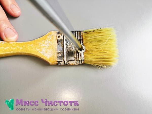 recouvrir une vis sur la main pour la renforcer