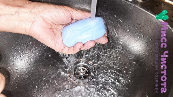 eau courante savonneuse