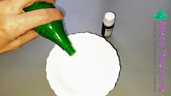 ajouter quelques gouttes d'huile à l'eau