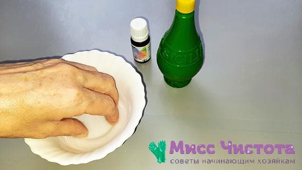 trempez vos mains dans l'eau avec de l'huile