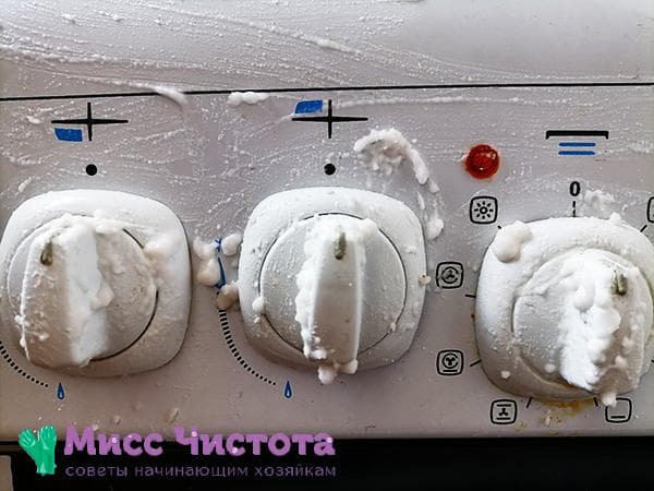 nettoyant sur les poignées de cuisinière