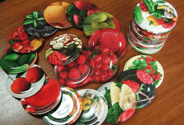 Beaucoup de couvercles pour bocaux