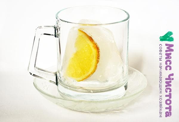 tasse avec glaçon et citron