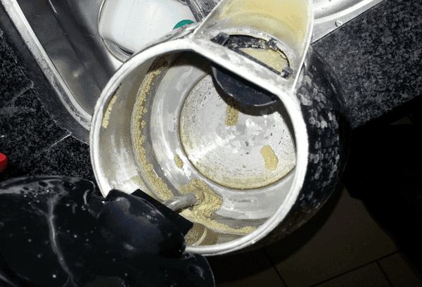 Plaque dans la bouilloire