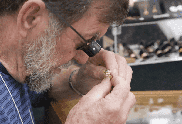 Bijoutier au travail