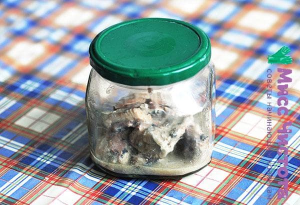 nourriture en conserve dans un bocal en verre