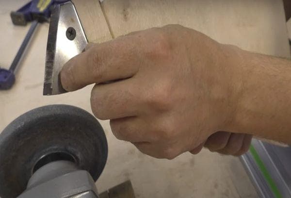 Machine à couteaux pour perceuse à glace 2