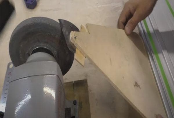 Machine à couteaux pour perceuse à glace 1