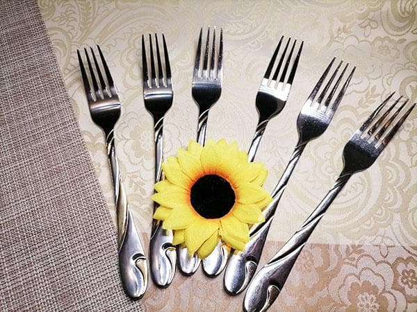 vieilles fourchettes en inox comme neuves