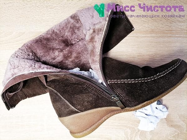 papier à l'intérieur des bottes pour un rangement approprié