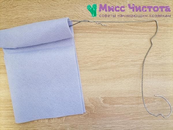 papier roulé sur un dispositif de suspension