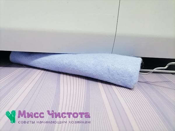 nettoyer les plinthes et les planchers d'armoires